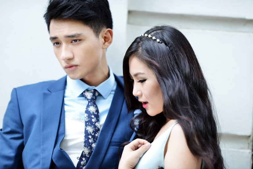 Hương Tràm e ấp bên bạn diễn Hữu Vy.