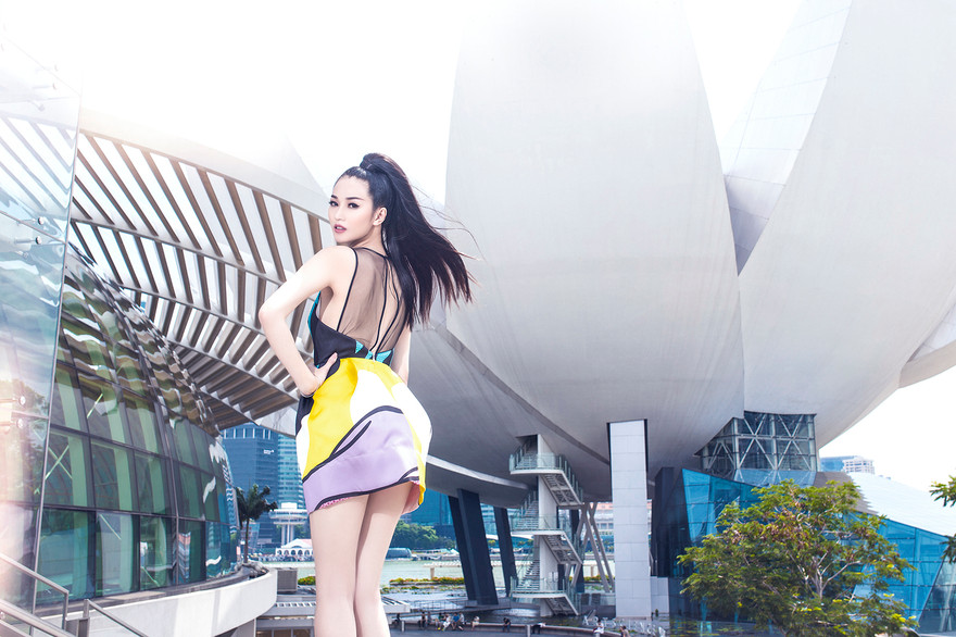 Khánh My thả dáng ngọc quyến rũ ở đảo quốc sư tử.