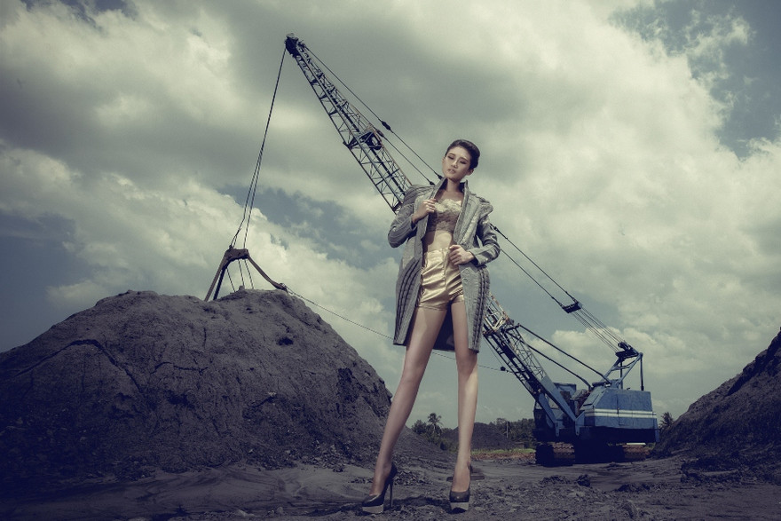 Kha Mỹ Vân khoe chân dài bên lò gạch cũ