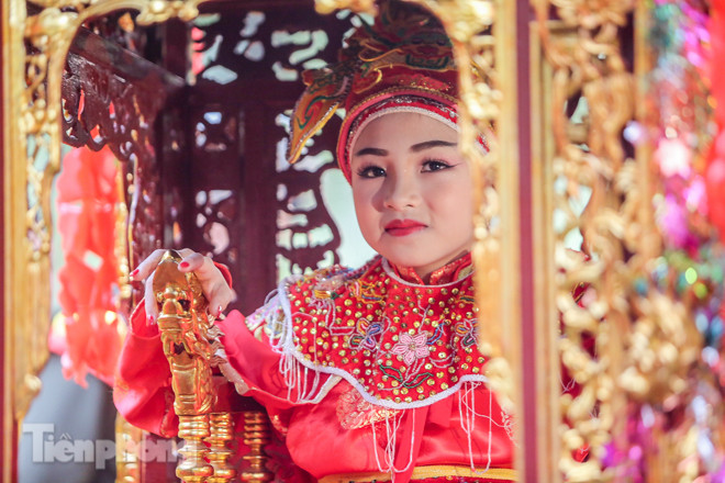 Sợ bị cướp tại hội Gióng, an ninh bảo vệ 'Tướng bà' 10 tuổi