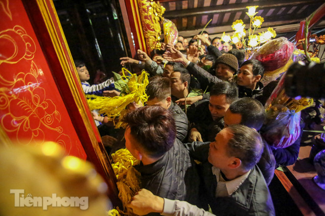 Cảnh tranh cướp lộc hoa tre tái diễn, bàn lễ bị xô đổ ở hội Gióng