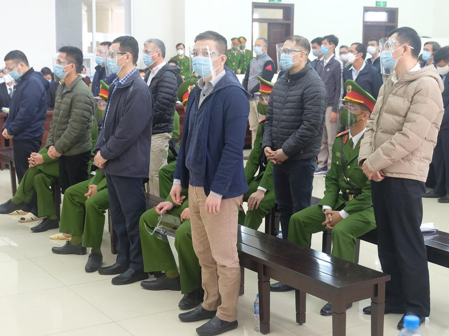 Nhóm bị cáo tại tòa.