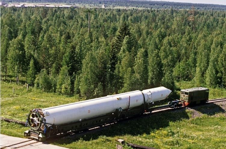Vận chuyển tên lửa Cyclone. Ảnh: Alexander Mokletsov/RIA Novosti.