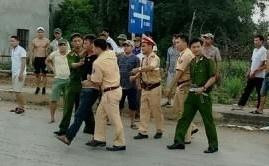 Lực lượng CSGT, Công an huyện Nam Đàn cùng hỗ trợ của người dân đã khống chế hai đối tượng manh động.