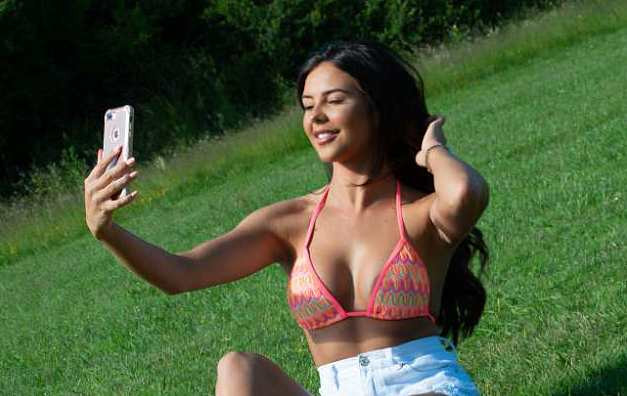 Hoa hậu Vương quốc Anh quyến rũ với nội y, 'lả lơi' ở công viên