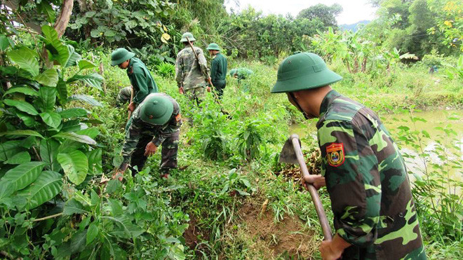 Đoàn viên, thanh niên, chiến sĩ trẻ TT-Huế bắt tay ngay vào giúp đỡ người dân A Roàng xây dựng công trình chiếu sáng, sửa chữa đường sá, trường mầm non, làm vệ sinh môi trường… ngay sau lễ phát động chiến dịch tình nguyện tại xã nghèo nhất tỉnh. Ảnh: Thàn