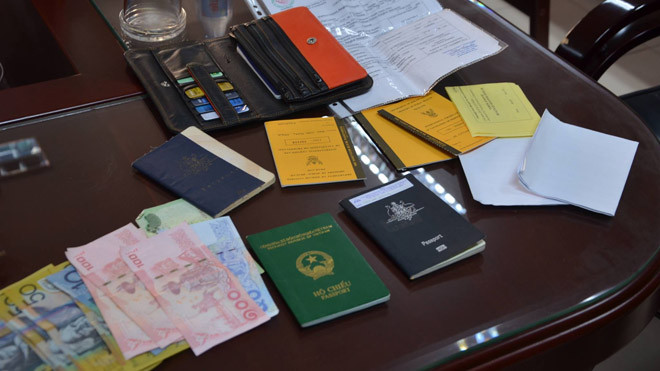 Tài sản của ông Matthew Grieve được công an tìm thấy. Ảnh CA