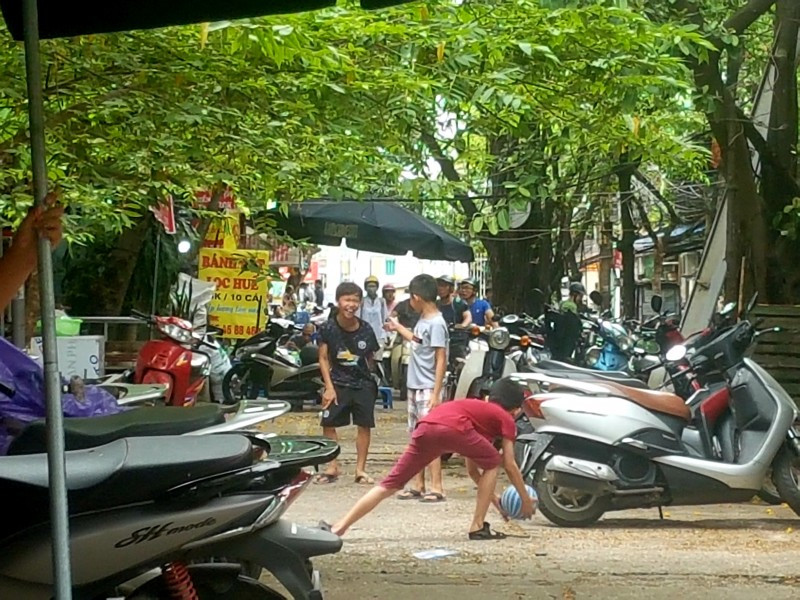 Sân chơi tại khu tập thể Thành Công bị các hàng quán lấn chiếm, chỉ chừa lại lối đi nhỏ, khiến những đứa trẻ chẳng thể vui chơi một cách tự nhiên. 