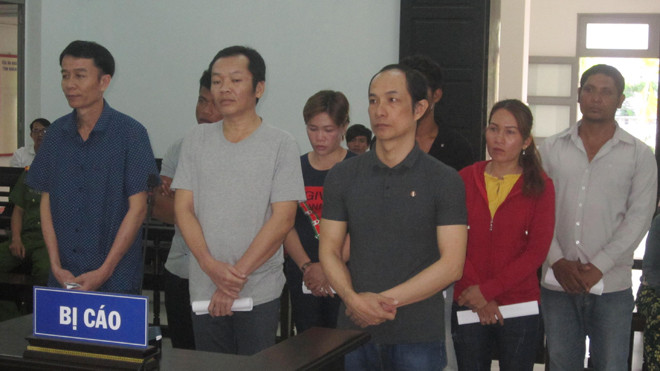 Bị cáo Nguyên, Dư, Vinh, Oanh, Nhịn, Thiết, Quyên, Hương tại tòa.