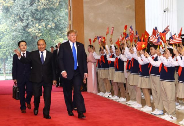 Học sinh Trường THCS Nguyễn Du chào đón Tổng thống Donald Trump.
