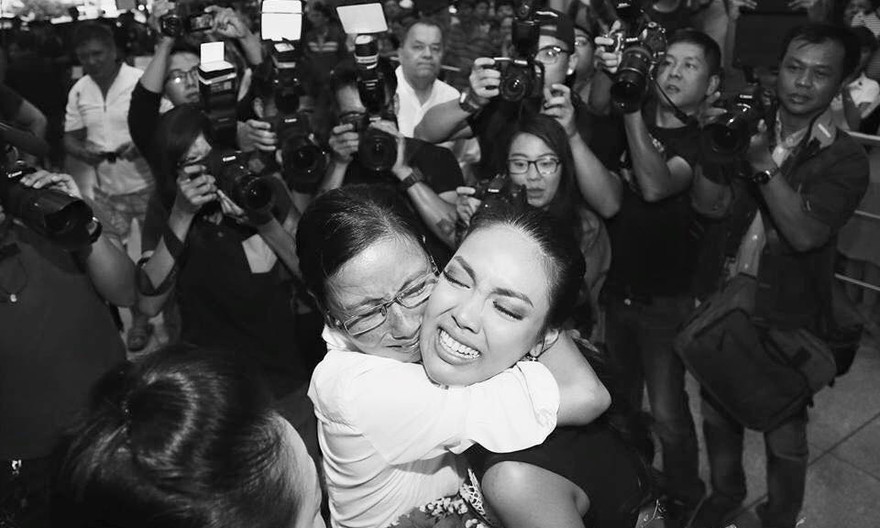 Lan Khuê òa khóc khi được mẹ ra sân bay đón.