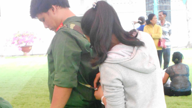  Người thân chăm sóc chiến sĩ trước khi lên đường làm nhiệm vụ bảo vệ Tổ quốc