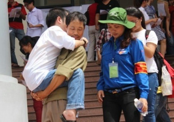 Hình ảnh người cha bế con đi thi đại học gây xúc động