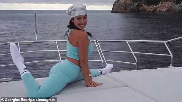 Bạn gái Cristiano Ronaldo tung clip tập yoga, phô vòng ba nóng bỏng