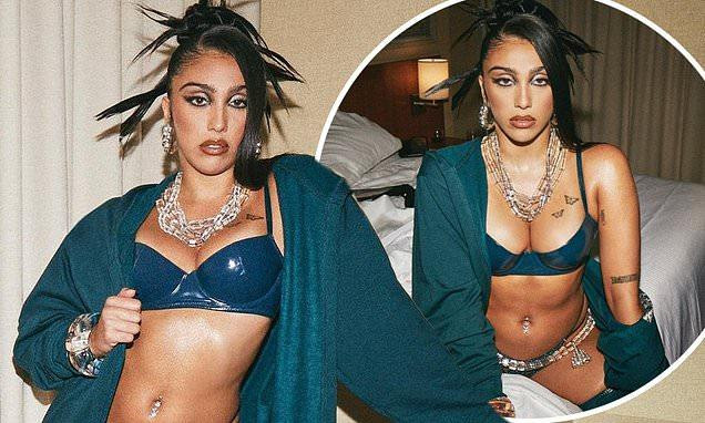 Con gái Madonna nóng bỏng hoang dại với nội y 