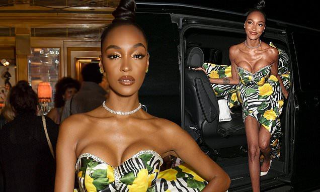 Siêu mẫu Jourdan Dunn mặc trễ nải khoe gần trọn vòng một 