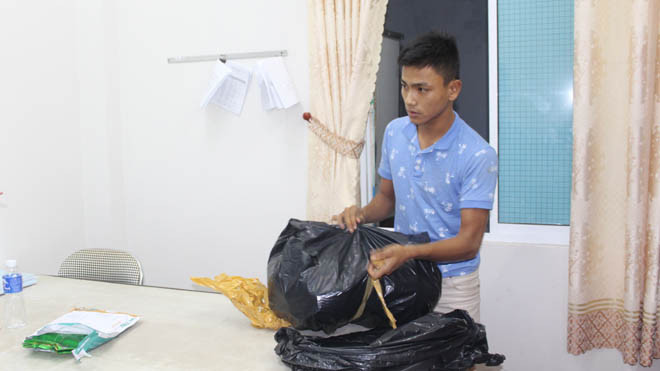 Đối tượng Rym cùng tang vật bị bắt giữ tại biên phòng cửa khẩu cảng Đà Nẵng. 
