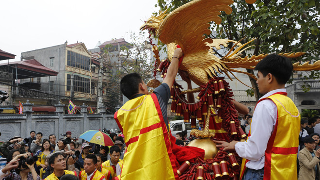 Quả pháo được rước ra sân đình để trang trí và làm lễ trước khi rước về đình tổ. 