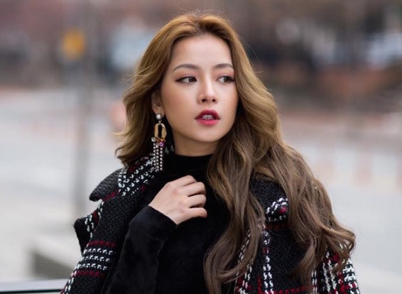 Chi Pu cá tính và sành điệu với váy ngắn tại Seoul 