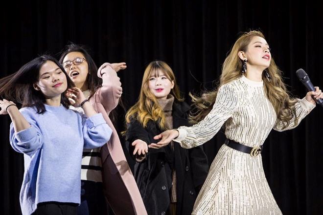 BẢN TIN Showbiz 11/12: Chi Pu bị chê hát live tệ khi đến Hàn biểu diễn