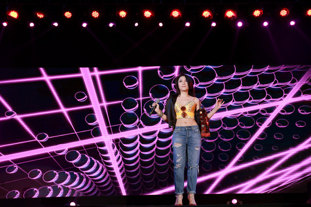  Mỹ Tâm khoe eo thon, duyên dáng trò chuyện cùng khán giả