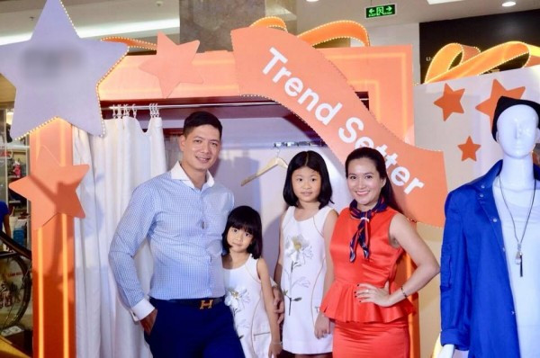 Sau ồn ào tình ái, Bình Minh và gia đình lần đầu xuất hiện hạnh phúc tại sự kiện