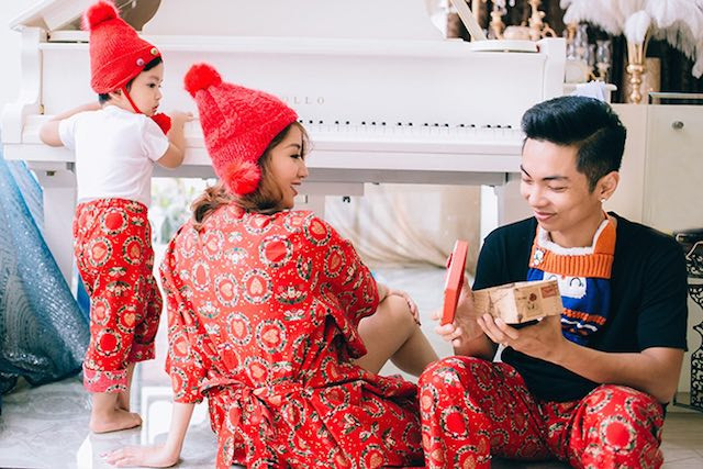 Không khí chuẩn bị Giáng sinh đầy ắp tiếng cười ở nhà Khánh Thi - Phan Hiển