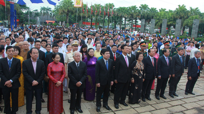 Các vị lãnh đạo tham gia lễ dâng hương, dâng hoa lên các Vua Hùng 