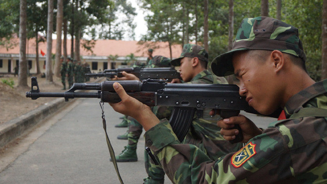 Thực hành ngắm bắn súng tiểu liên AK ở tư thế quỳ 