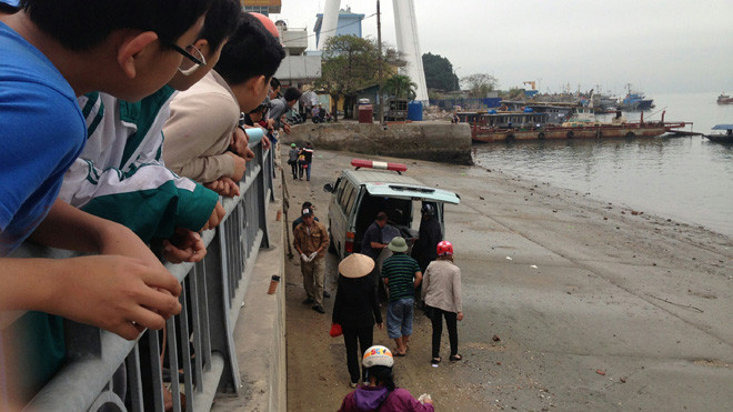 Thi thể nam thanh niên được đưa vào bờ. 