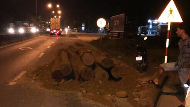 Sau khi đổ toàn bộ số gỗ trên xe xuống đường, gây cản trở giao thông, tài xế lái xe bỏ chạy. 