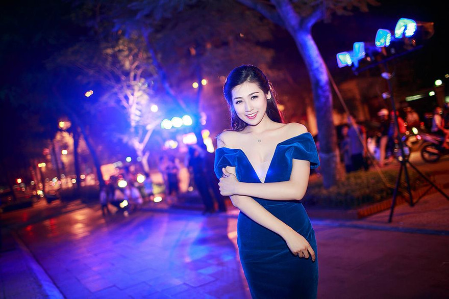 Á hậu Tú Anh khoe vòng một gợi cảm.