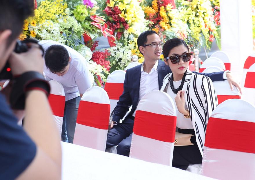 Vợ chồng Tăng Thanh Hà sành điệu dự sự kiện sáng nay.