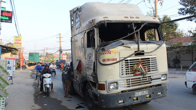 Phần đầu xe bị hư hòng