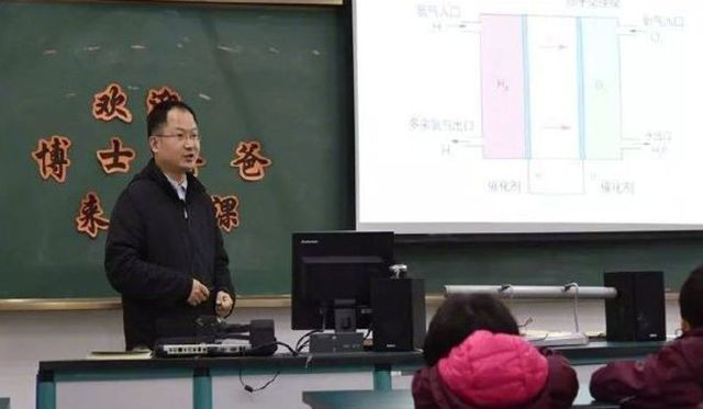 Các bậc phụ huynh thường được mời tới nói chuyện với học sinh trong trường.