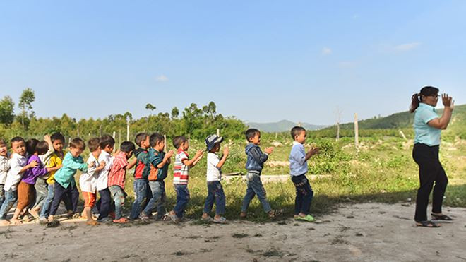 Mồ hôi, nước mắt của những cô giáo cõng chữ lên 'cổng trời'