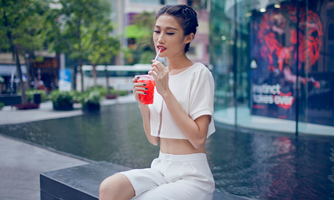 Kha Mỹ Vân bất ngờ dịu dàng và nữ tính, khoe vòng eo thon 'con kiến'.