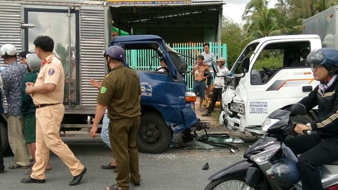 Xe tải bị nạn hư hỏng nặng