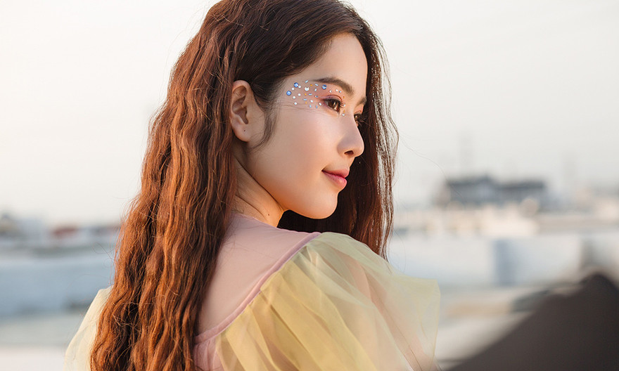 Hình ảnh của Nam Em trong MV 'Cùng anh đi xa'.