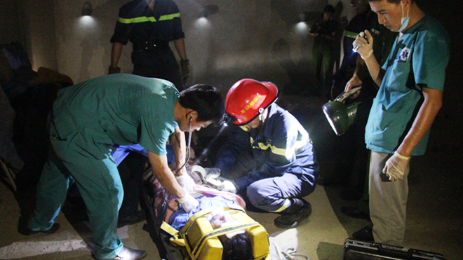  Lực lượng chức năng tiến hành đưa nạn nhân bị bỏng ra khỏi công trình. Ảnh: CSPCCC TP. Đà Nẵng. 