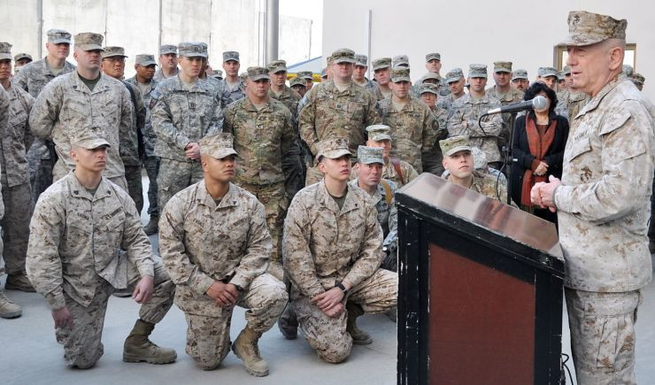 Tướng James Mattis nói chuyện với lính thủy đánh bộ Mỹ ngày 25/12/2011 ở Afghanistan. Ảnh: Bộ Quốc phòng Mỹ.