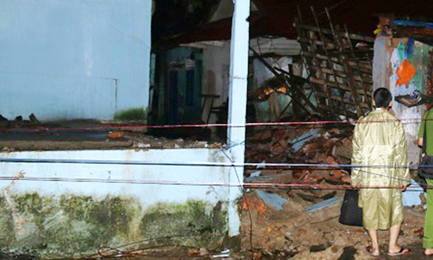 Một góc ngôi nhà cấp 4 bị sấm sét “giật’ sập.