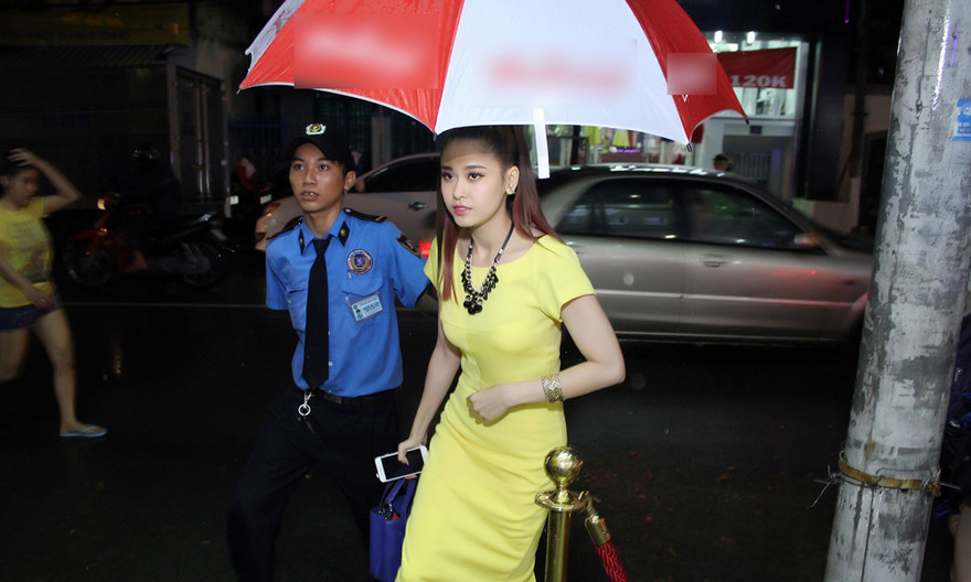 Cuối tuần qua, nữ ca sĩ-diễn viên tới tham dự khai trương một showroom thời trang tại Bình Dương.