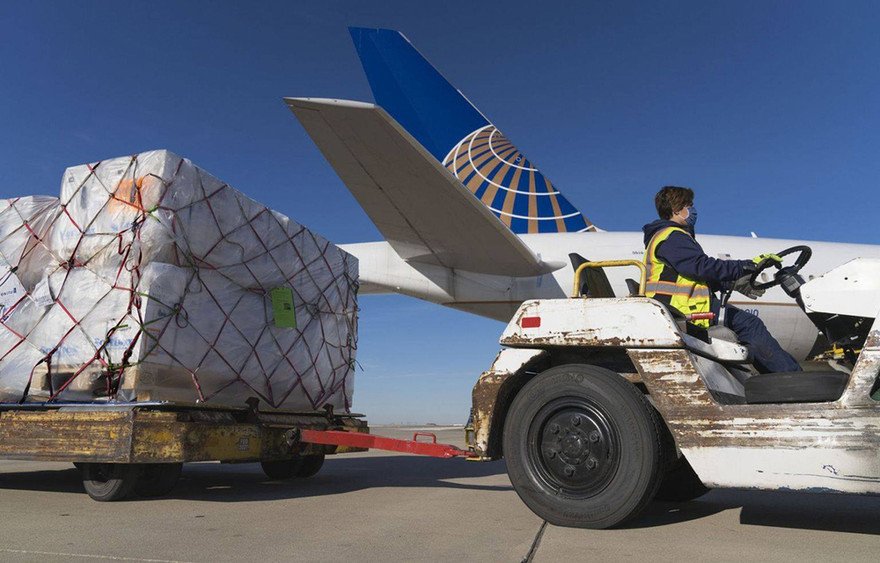 Những kiện hàng vaccine Pfizer được hãng United Airlines vận chuyển từ Brussels đến sân bay quốc tế O'Hare, Chicago, Illinois, Mỹ, ngày 2/12. Ảnh: Reuters.