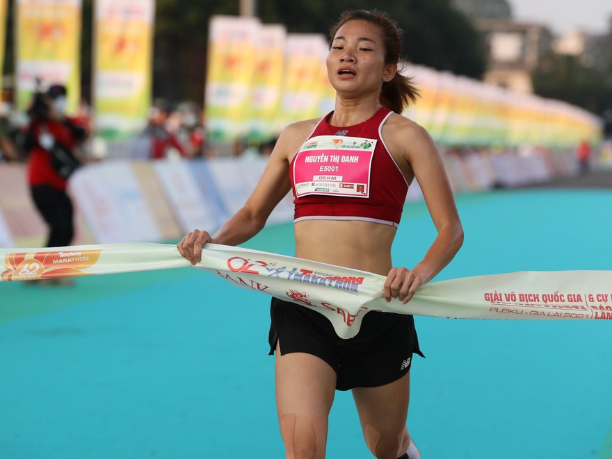 Nhà vô địch SEA Games Nguyễn Thị Oanh thống trị đường chạy 5km