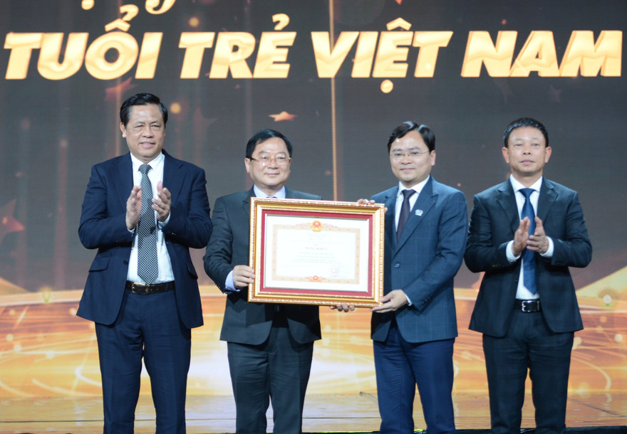 Thủ tướng Chính phủ tặng Bằng khen Qũy Hỗ trợ Tài năng trẻ Việt Nam