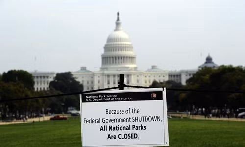 Tấm biển thông báo tất cả các công viên quốc gia đều ngừng hoạt động trong thời gian chính phủ Mỹ đóng cửa hồi năm 2013. Ảnh: AFP.