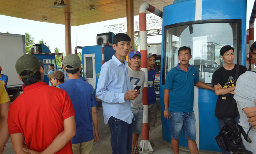 Trạm thu phí BOT Sóc Trăng lại 'dậy sóng' lúc sáng sớm