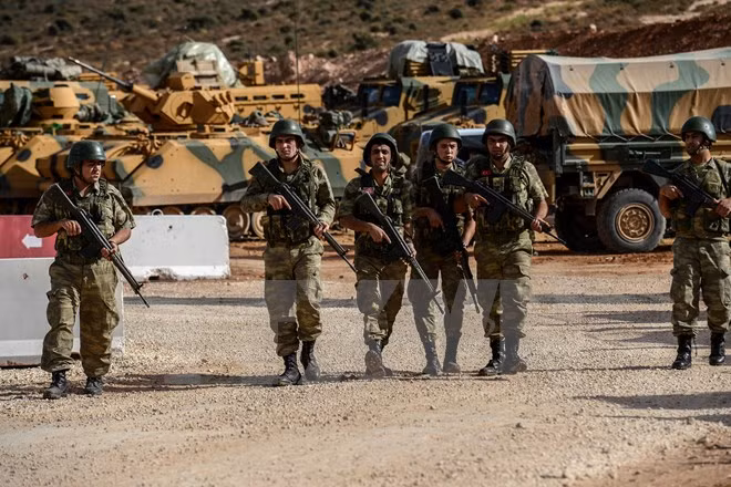 Binh sỹ Thổ Nhĩ Kỳ triển khai tại Reyhanli, tỉnh Hatay, gần khu vực biên giới với Syria. (Nguồn: AFP/TTXVN)