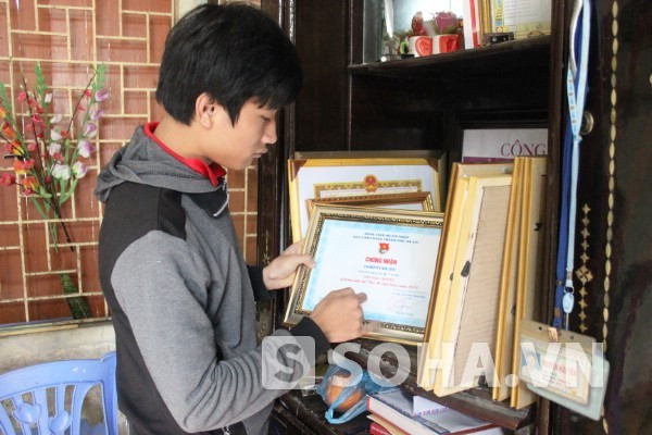 Bằng khen Tiến nhận được khi đỗ thủ khoa đại học.